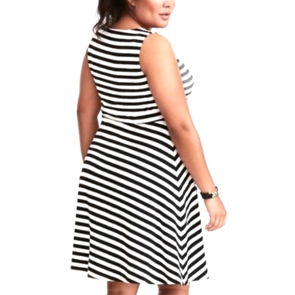 ➕🌻 TORRID || Plus-Size Gothic Pin-Up Skater Dress- - Picture 2 of 7
